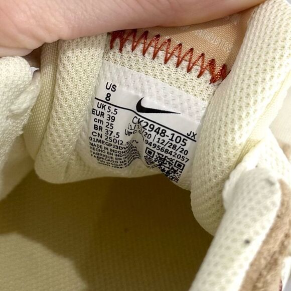 Nike Women’s Venture Runner Coconut Milk - Picture 7 of 7